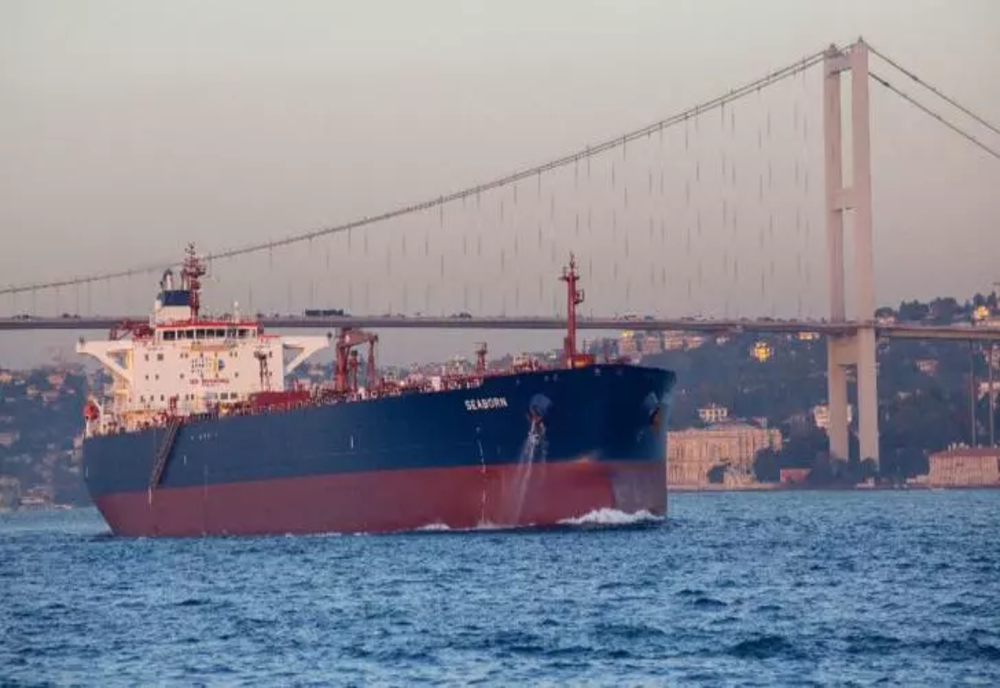 Turcia blochează în Marea Neagră navele cu petrol rusesc. Măsura ar putea da peste cap prețul țițeiului