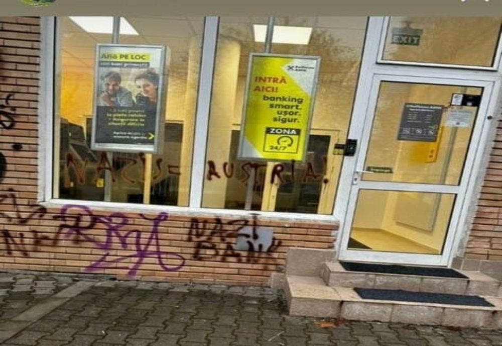 O sucursală a unei bănci austriece din Cluj a fost vandalizată cu mesaje împotriva Austriei (FOTO)