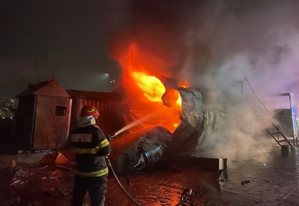 Explozie urmată de incendiu în Galați. Un rezervor de carburant a fost cuprins de flăcări