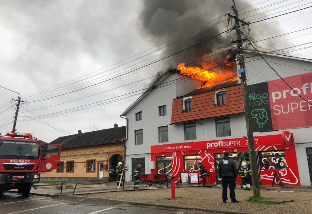 Un magazin alimentar din Caransebeș a luat foc