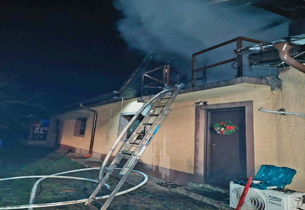 Casa unei familii din Tândava a ars chiar în noaptea de Crăciun