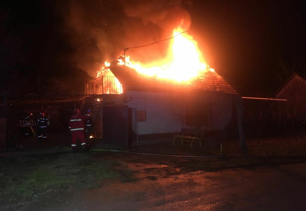 Casă în flăcări, în județul Arad: incendiul a izbucnit de la coșul de fum
