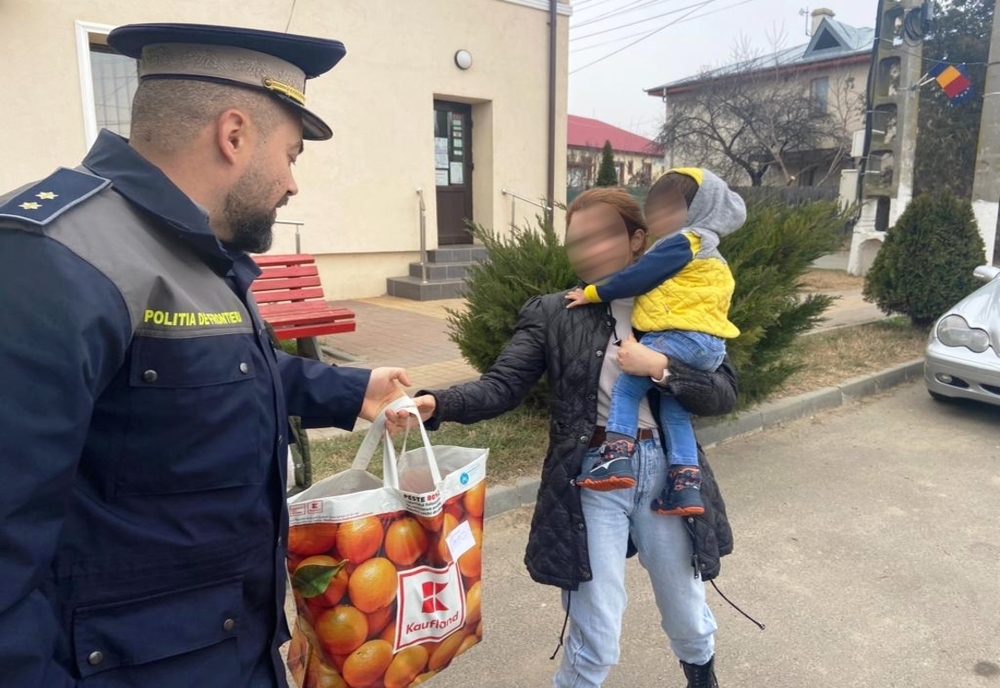 Polițiștii de frontieră de la Foltești au adus o rază de lumină și căldură sufletească unui număr de 53 de copii din localitățile limitrofe zonei de responsabilitate
