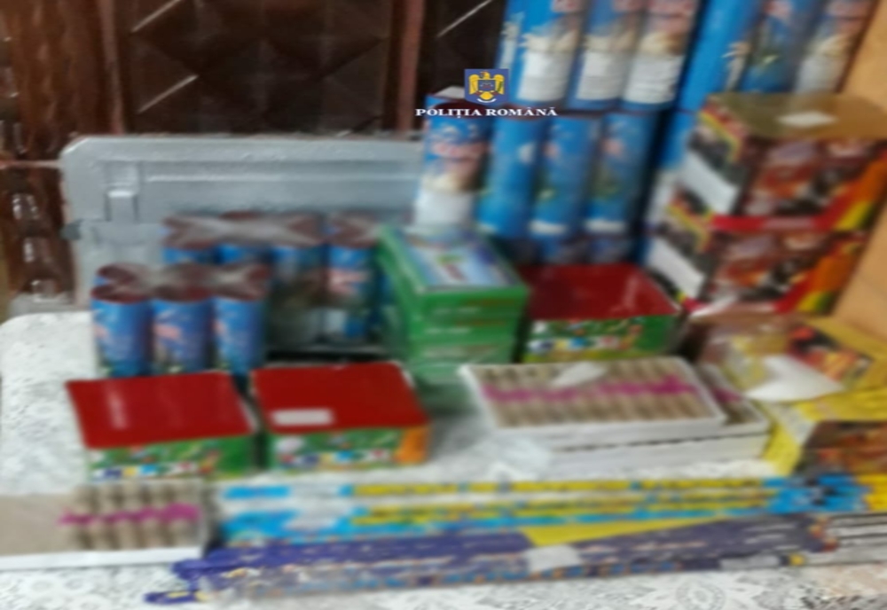35 de kilograme de petarde, baterii şi tuburi de artificii, confiscate de la o tânără din Prundu