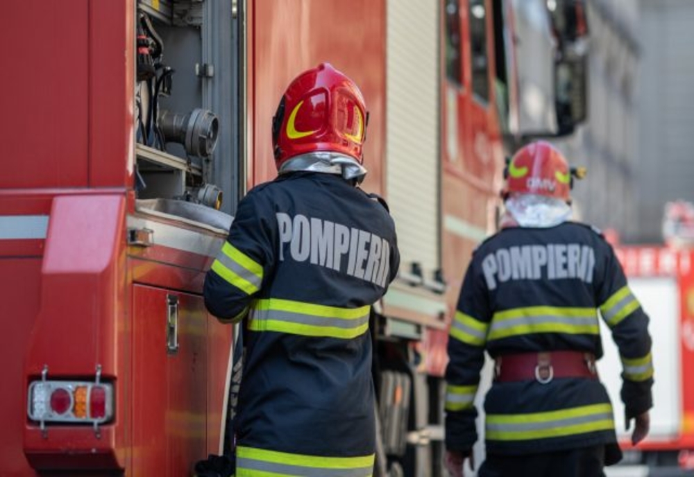 Incendiu puternic într-un bloc din Iași: Zeci de persoane evacuate. Un bărbat a suferit arsuri grave