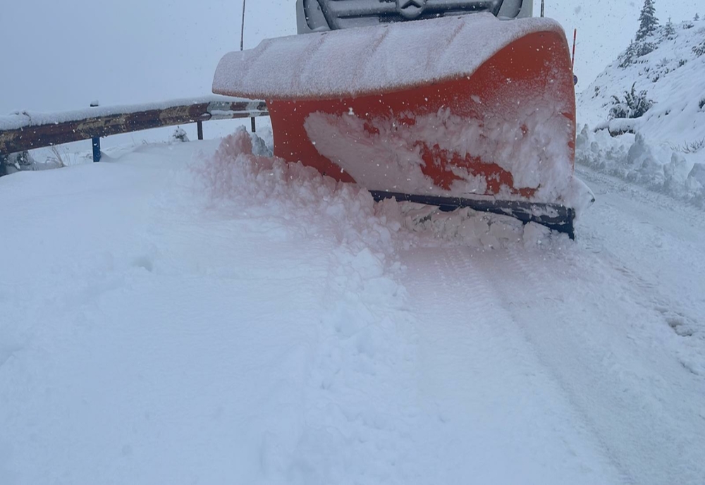 Circulație în condiții de iarnă pe mai multe drumuri din Caraș-Severin