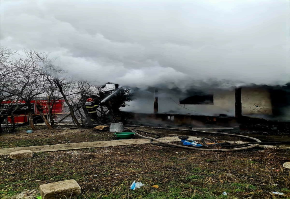 Casă mistuită de flăcări în Cucuruzu, din cauza unui scurtcircuit. O familie cu trei copii a rămas fără locuință