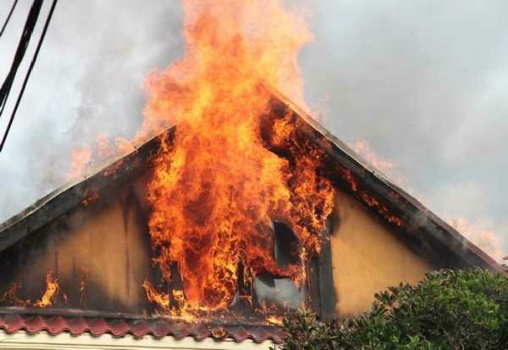 Incendiu violent în Prahova. Două case au luat foc