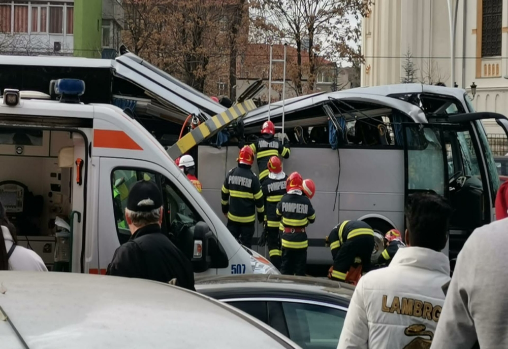UPDATE: Autocar plin cu turiști greci, STRIVIT la intrarea în Pasajul Unirii, din Capitală: o victimă a murit iar o alta se află în comă, 21 răniți