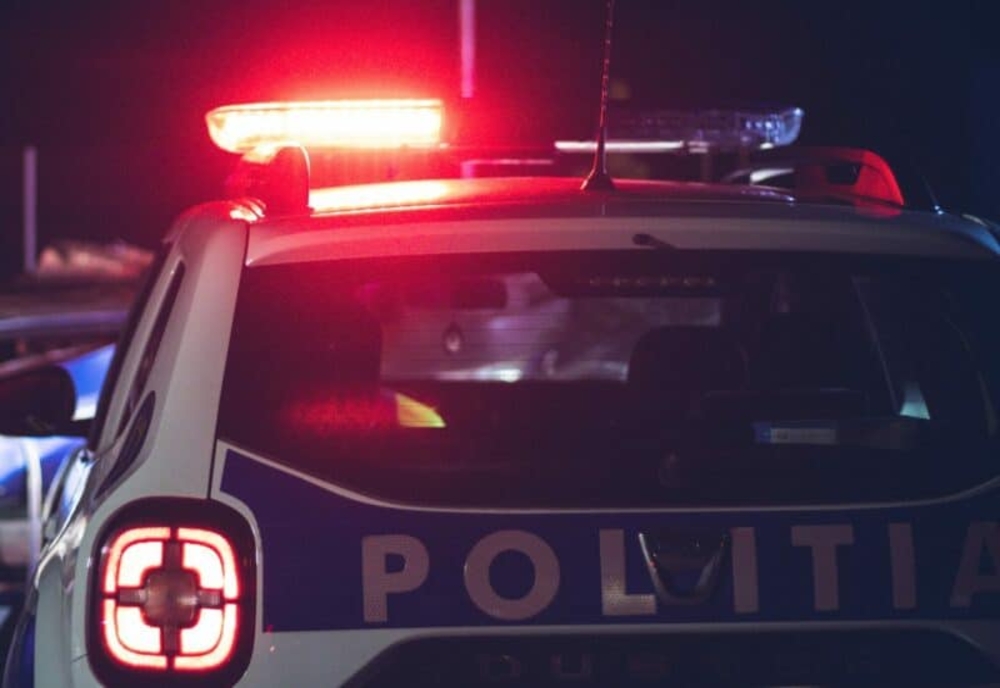 Două persoane au fost transportate  la spital după ce au fost lovite de un autoturism, în Târgovişte