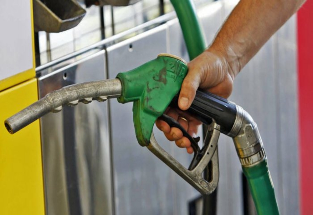 Guvernul decide dacă mai prelungeşte şi după 1 ianuarie compensarea preţului la benzină şi motorină cu 50 de bani