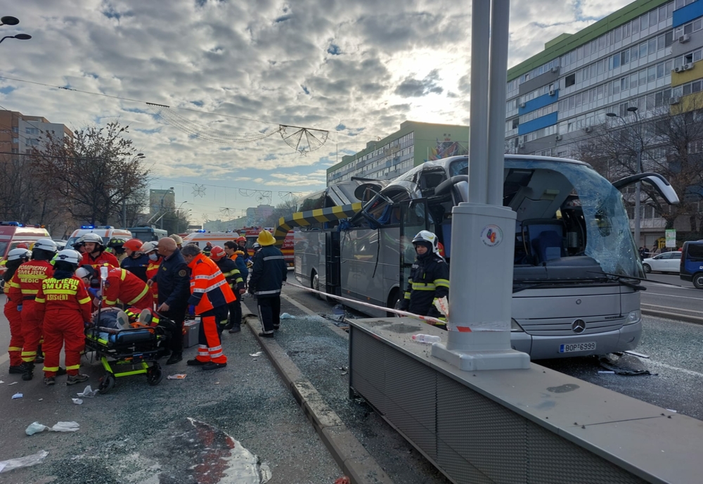 Accident grav în Pasajul Unirii din Capitală, cu un autocar care transporta 48 de cetățeni greci. O persoană a murit și alte 22 au fost rănite