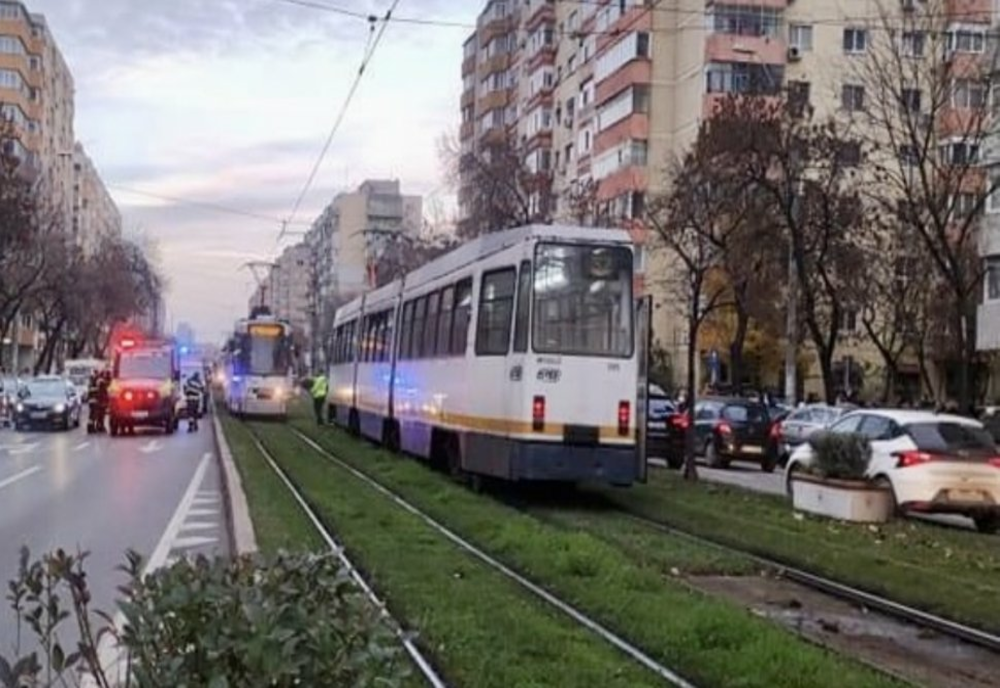 O fată de 12 ani a ajuns la spital, după ce a fost lovită de tramvai în Bucureşti