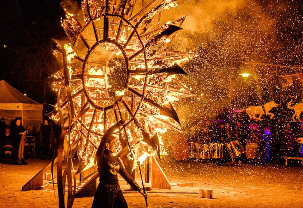 Foc, dans și costume. Canadienii sărbătoresc solstițiului de iarnă la Toronto