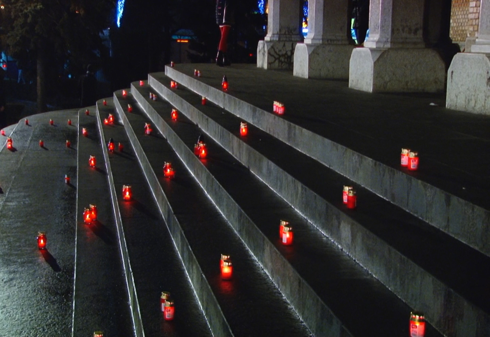 Candele aprinse pe treptele Catedralei din Timișoara, în memoria eroilor din 1989