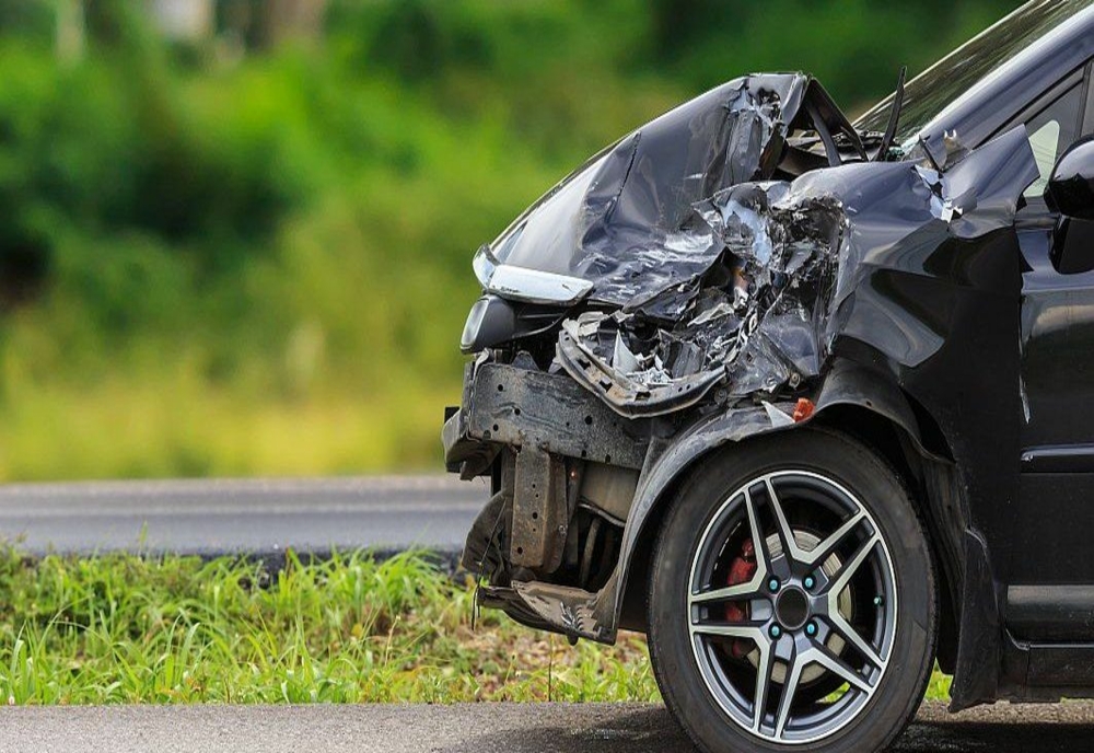 Accident pe DN1 între un autoturism şi o autoutilitară: O persoană a fost rănită şi e inconştientă
