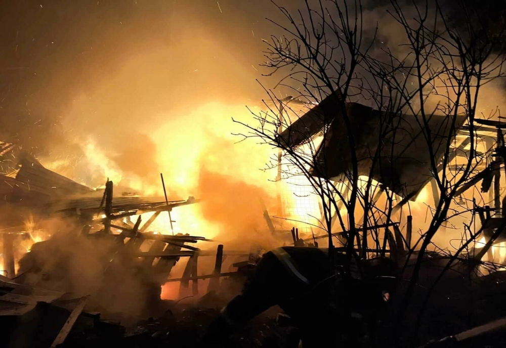 Un incendiu violent a cuprins anexe gospodărești din Plopeni