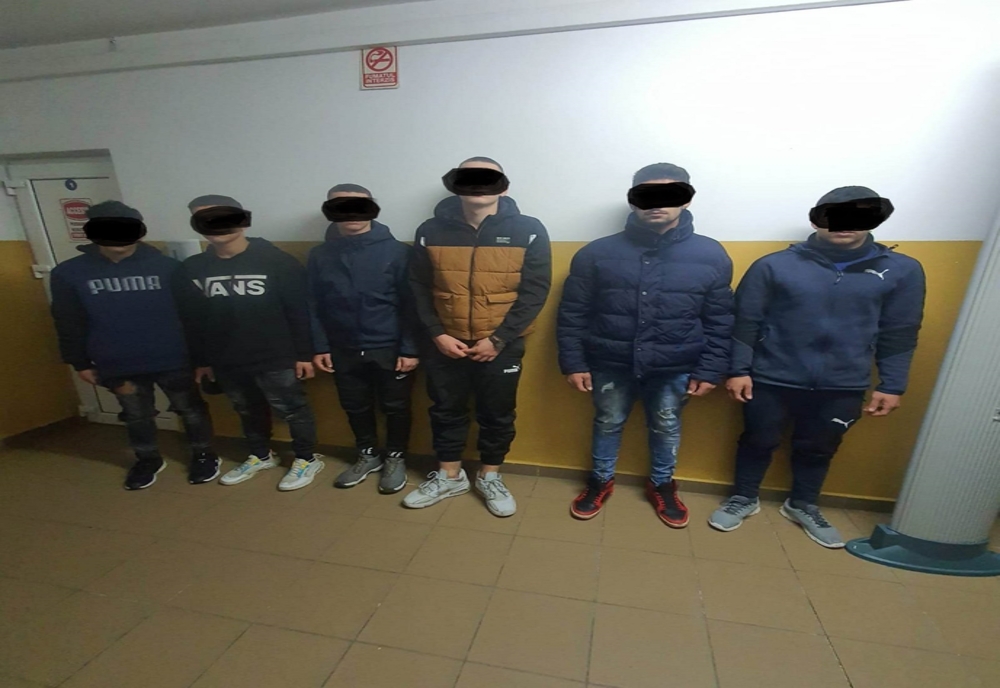 Șapte tineri spărgători de mașini, prinși de polițiștii locali din Timișoara