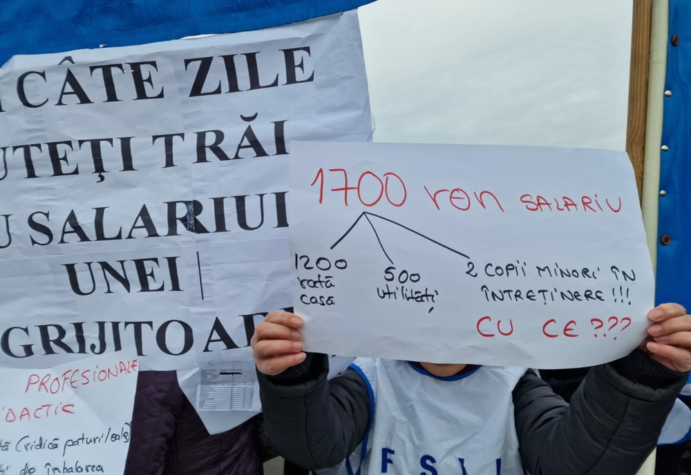 Protest al angajaților din învățământ, în fața Prefecturii Timiș