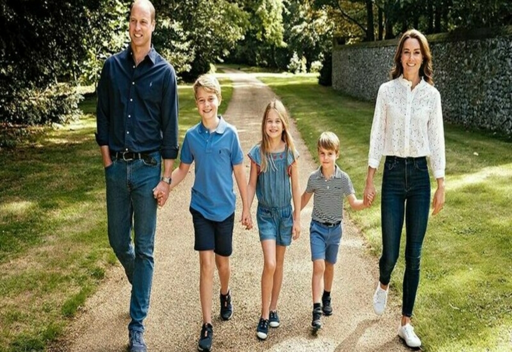 Prinţul William şi Kate, împreună cu cei trei copii în felicitarea de Crăciun