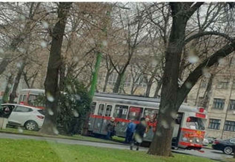 La Arad, tramvaiul lui Moş Crăciun s-a tamponat cu o mașină