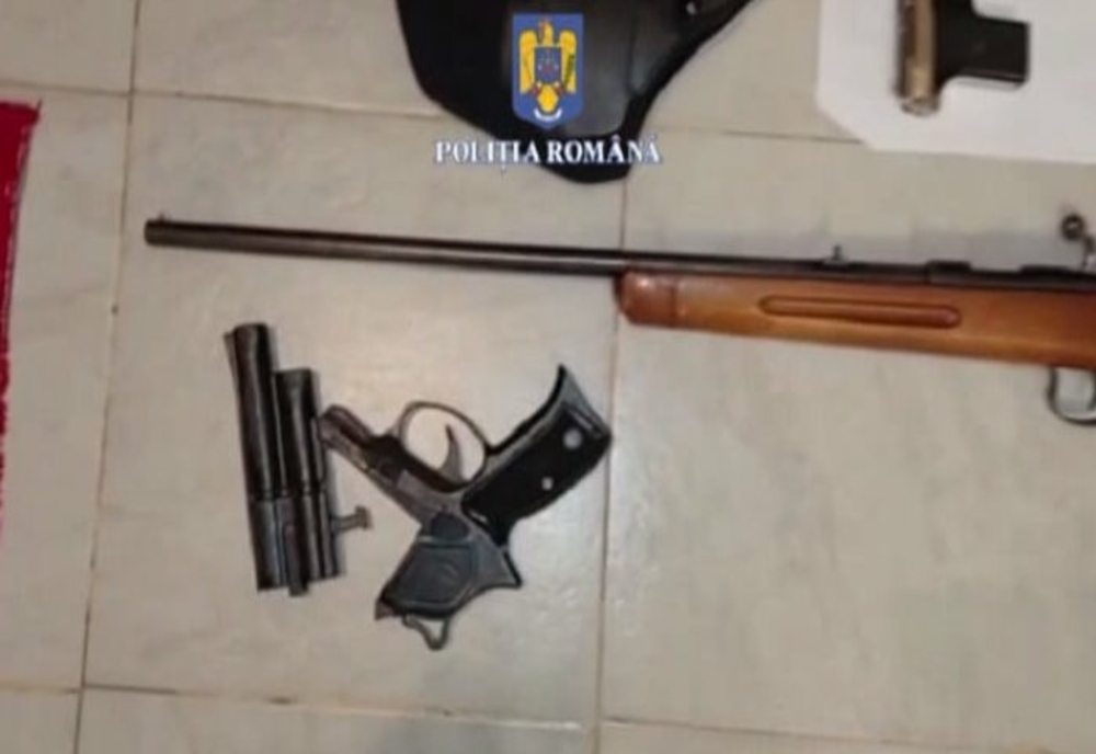 Percheziții la doi indivizi din Mizil care s-au lăudat pe internet cu armele deținute ilegal- VIDEO