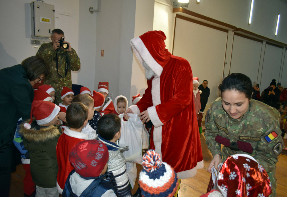 Bucurie și cadouri oferite de Moș Crăciun prin intermediul militarilor Flotilei Fluviale „Mihail Kogălniceanu”