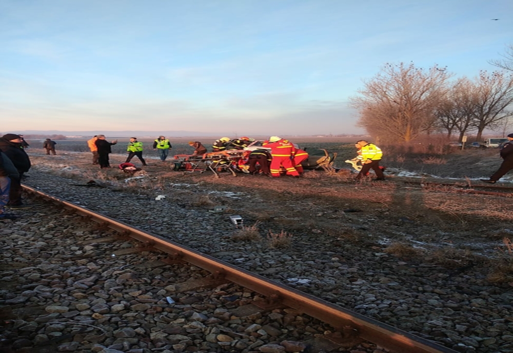 FOTO- ACCIDENT CUMPLIT în Neamț! Mașină lovită de tren