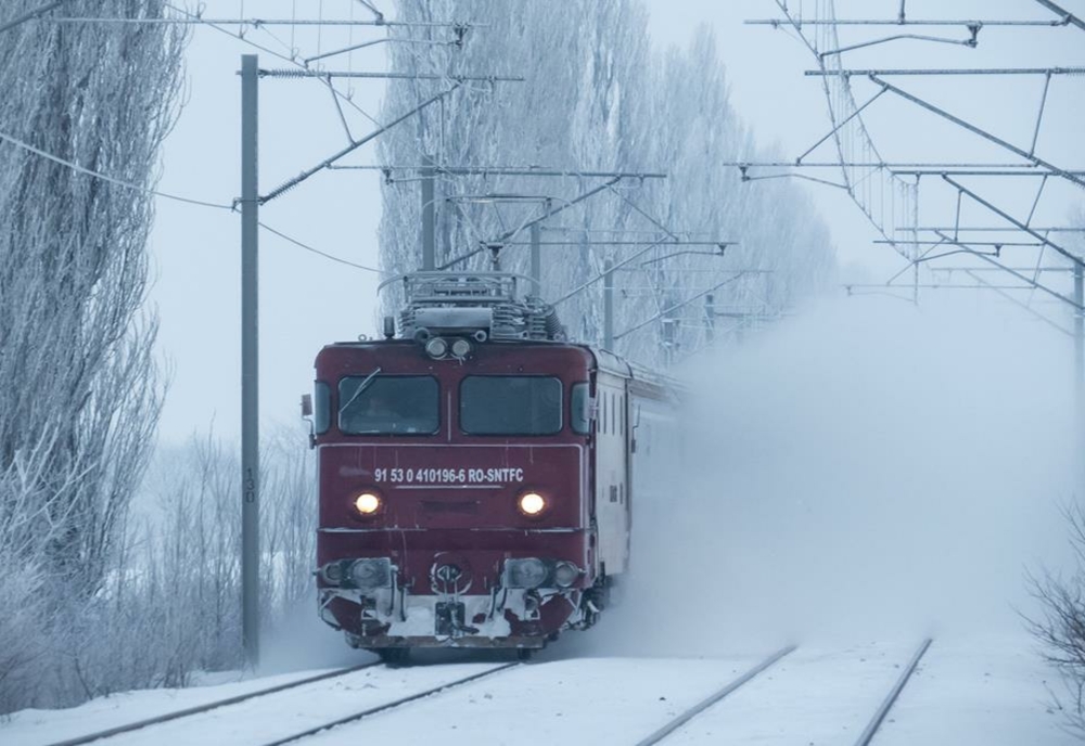 Traficul feroviar în condiții de iarnă. Sunt întârzieri, iar circulația este restricționată pe unele rute