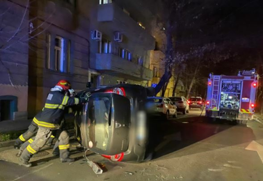 Accident în Arad, mașină răsturnată, o victimă