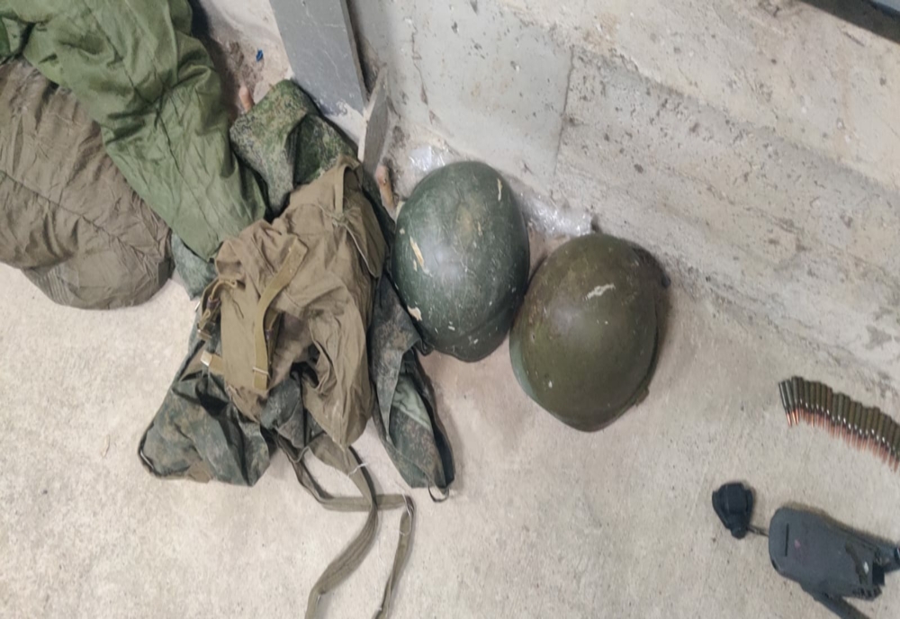 Tub gol de obuz, cartușe, o drona parțial distrusă, căști de protecție militară și diferite componente de uniformă militară ucraineană, descoperite în vamă. Unde urmau să ajungă