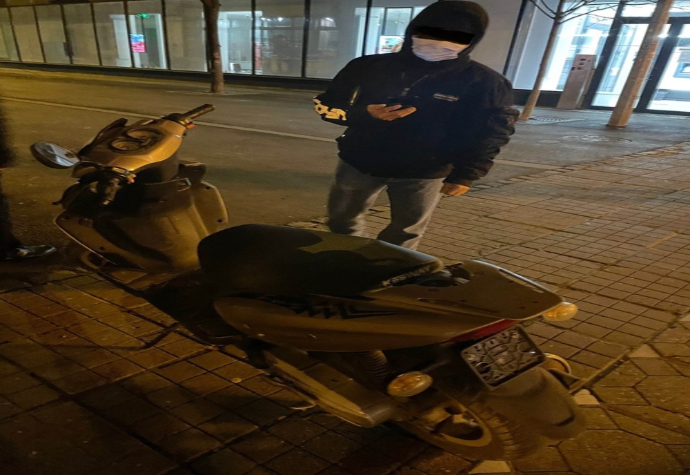 Vietnamez prins circulând cu mopedul în Piața Victoriei din Timișoara, zonă pietonală de multă vreme