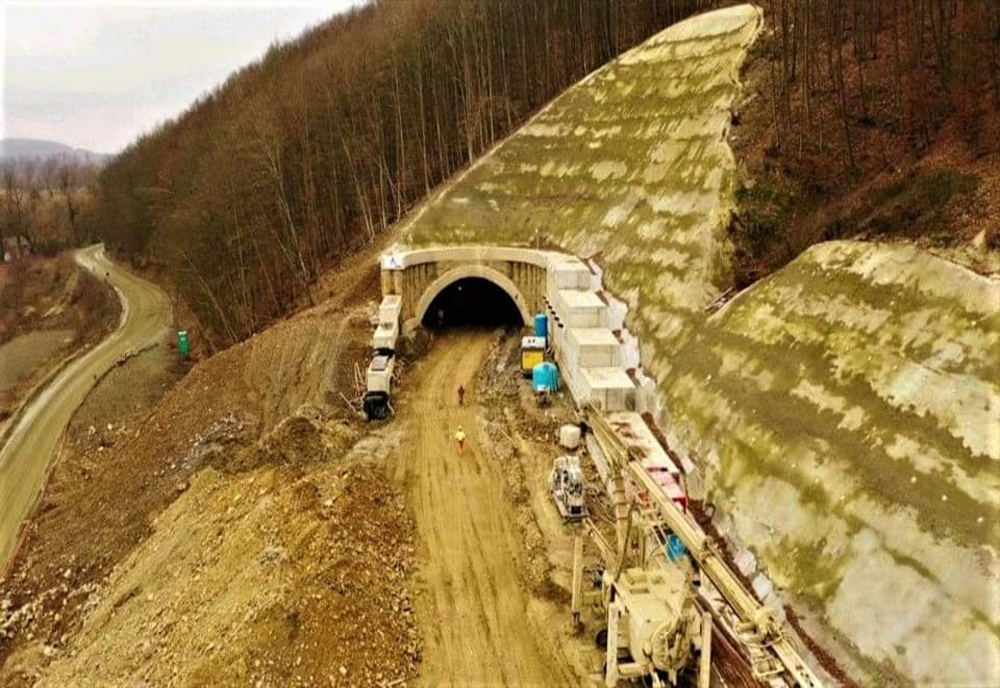 Moment important în reabilitarea căii ferate Curtici-Sighișoara: a fost străpuns tunelul Bătuța