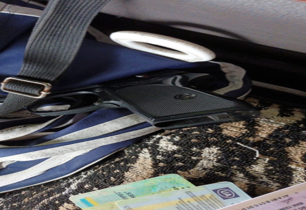 Un pistol, un încărcător şi cinci cartuşe, descoperite la Vama Albiţa, într-un autocamion condus de un ucrainean