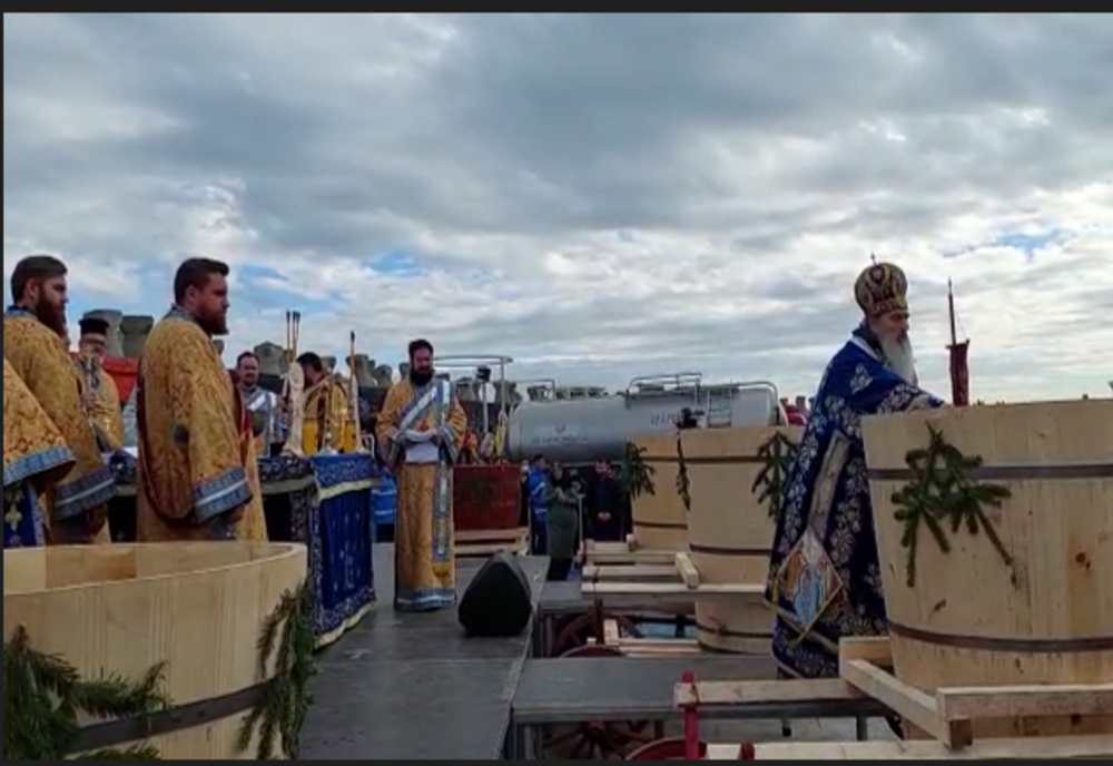 FOTO VIDEO Mii de constănțeni au asistat în Portul Tomis la slujba de sfințire a apelor