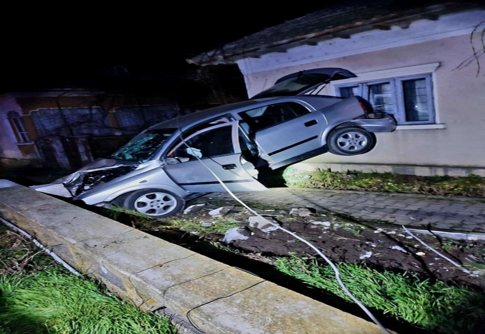 Un autoturism scăpat de sub control s-a oprit într-o casă, pe DN 5C, în județul Giurgiu. Șoferul a fost rănit
