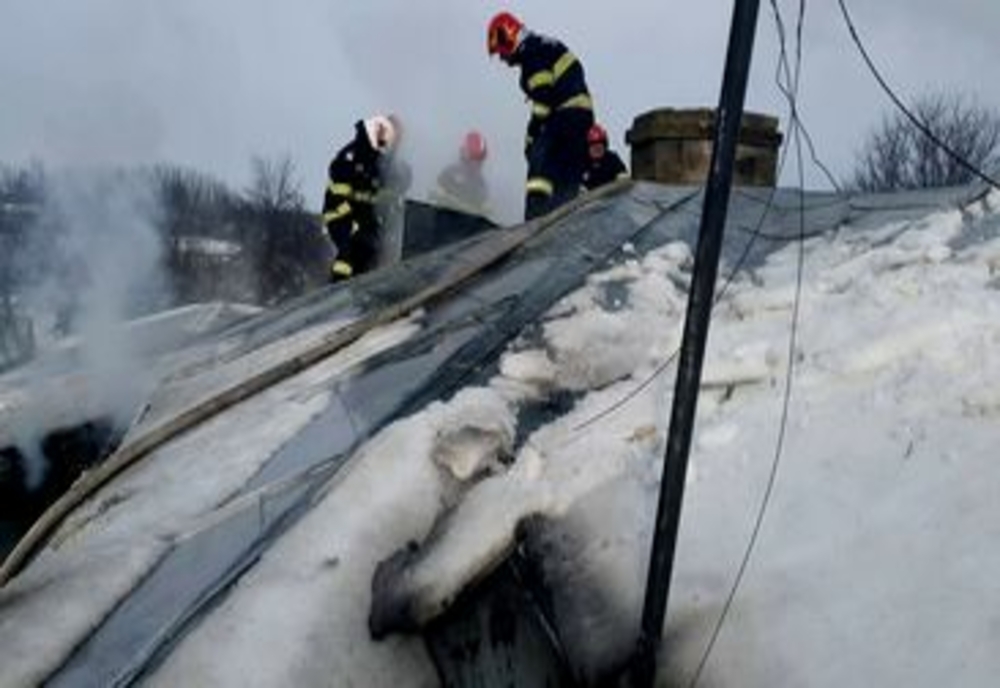 Incendiu violent într-o gospodărie din Moşteni. Un bărbat în vârstă a fost găsit fără suflare în propria locuinţă