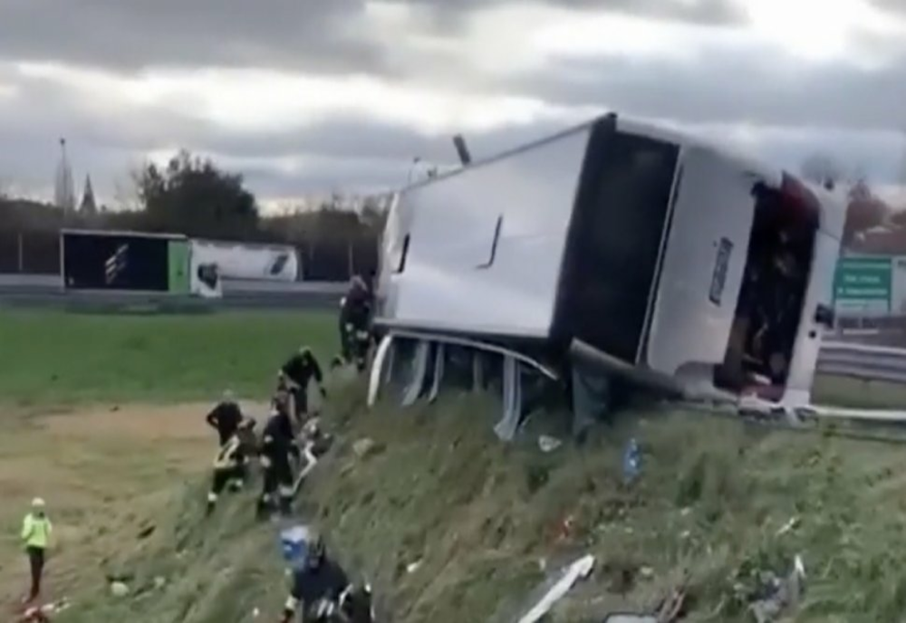 Autocar plin cu români, răsturnat pe autostradă, în Italia. Răniții, duși la spital cu elicopterul