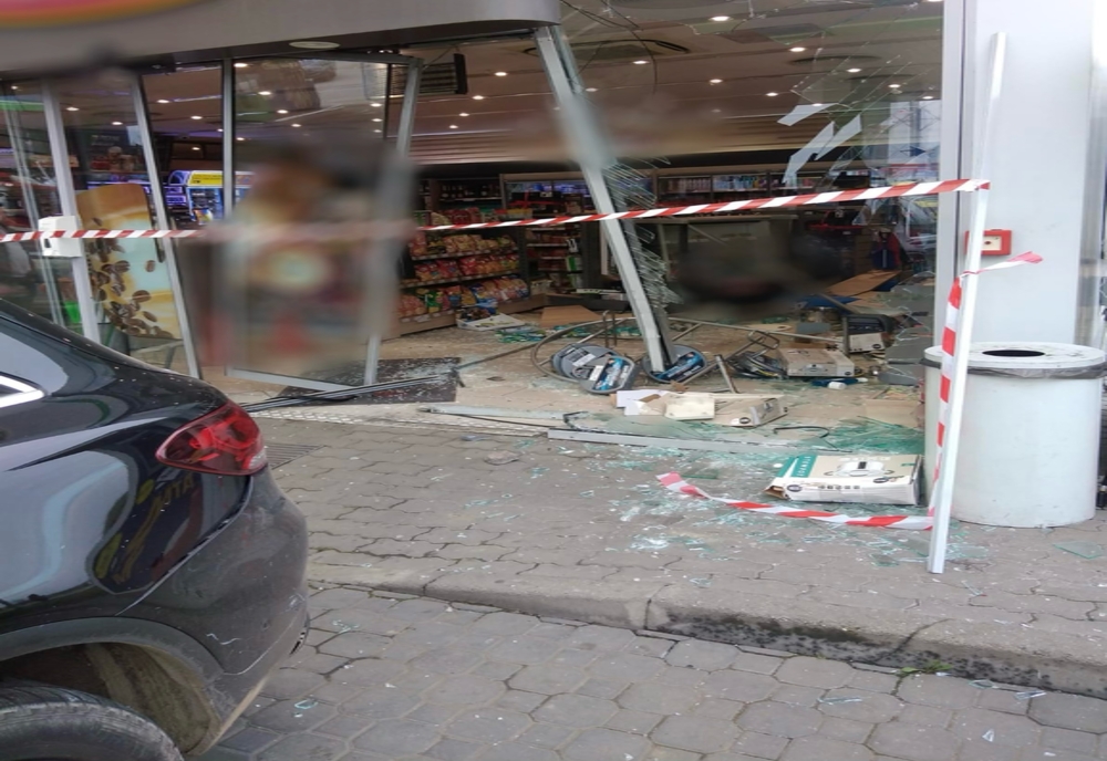 Un șofer a intrat cu tot cu mașină în magazinul unei benzinării din Arad