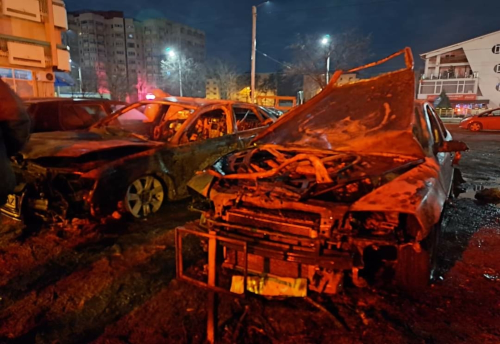 Flăcările au făcut prăpăd într-o parcare din Iași