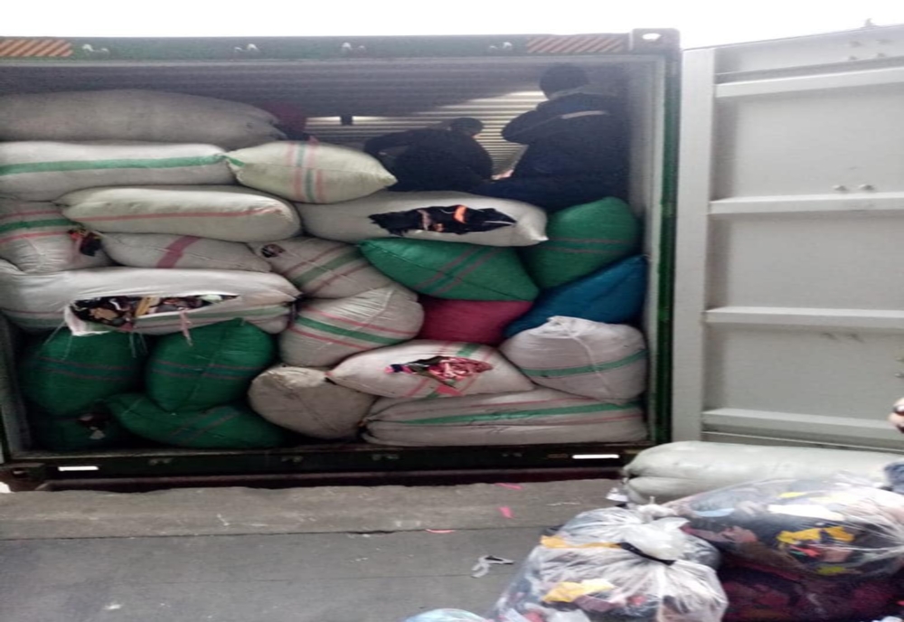 Foto: Container cu peste 15 tone de deşeuri textile care trebuiau să ajungă la o firmă din Buzău, returnat în ţara de unde a fost expediat