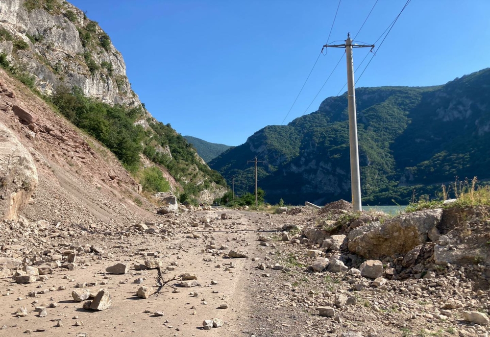 Drum național blocat în urma căderii stâncilor de pe versant. Ce alte locuri sunt afectate de ploi