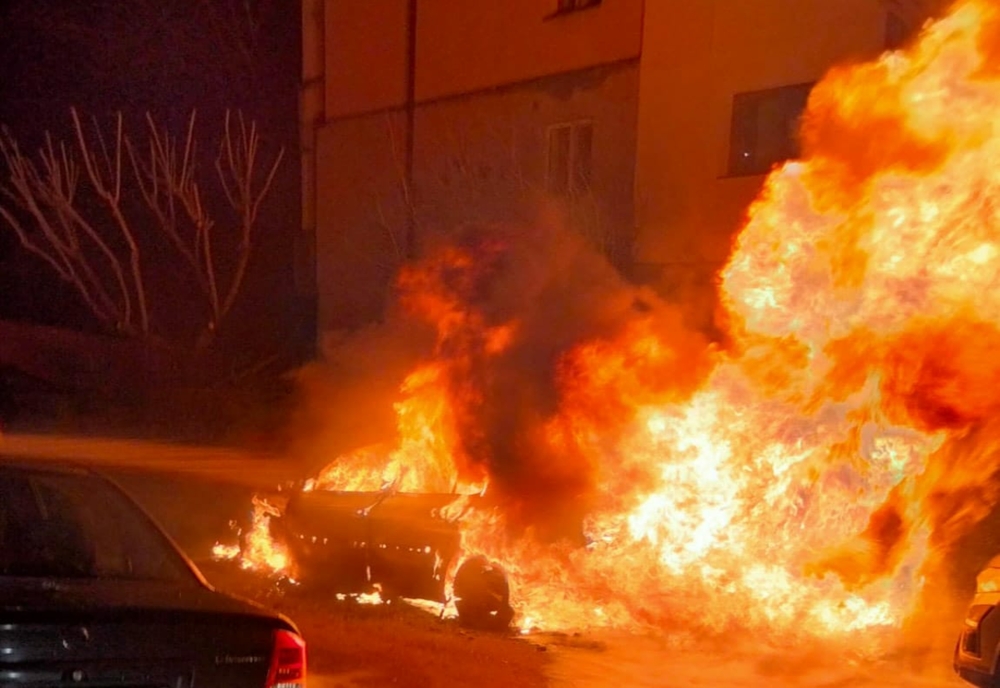 Un autoturism a ars într-o parcare din Târgoviște! Alte două mașini și două balcoane ale unui bloc au fost afectate