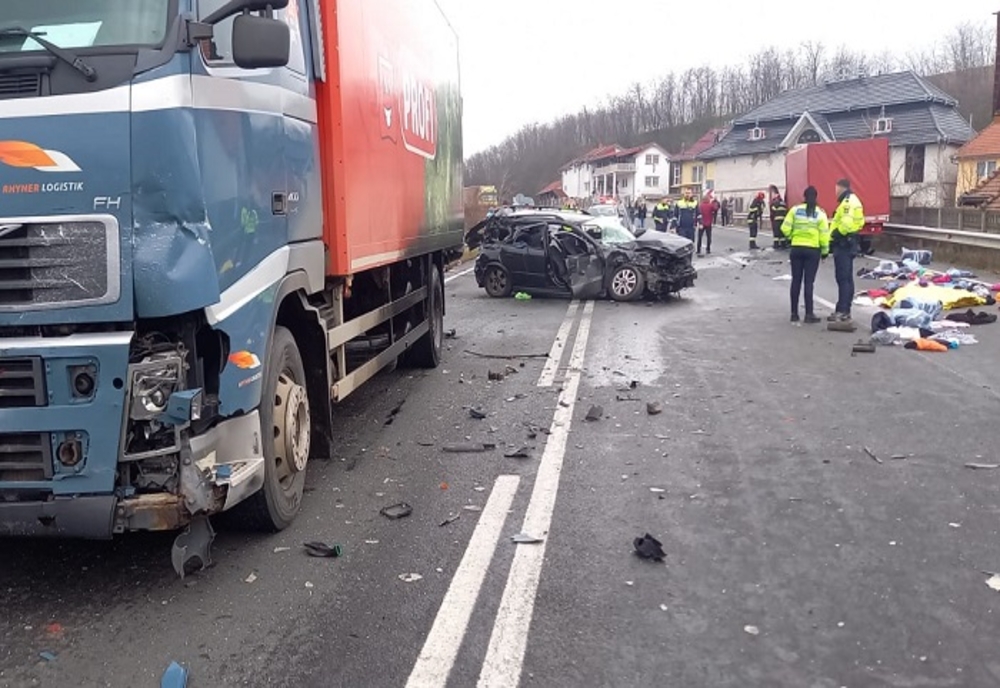 Accident mortal pe o șosea din județul Hunedoara. Trei mașini s-au ciocnit