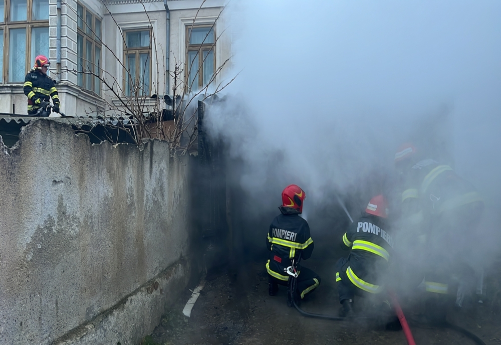 Oameni răniți într-un incendiu, la Aninoasa. Printre victime, o fetiță de doi ani