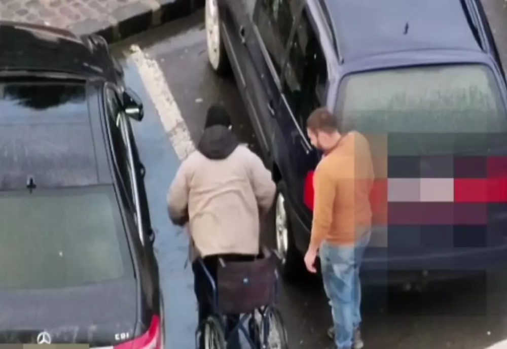 Un cerșetor în scaun cu rotile s-a ridicat și a umblat bine-mersi, înainte de a urca într-o mașină, la Brașov – FOTO&VIDEO