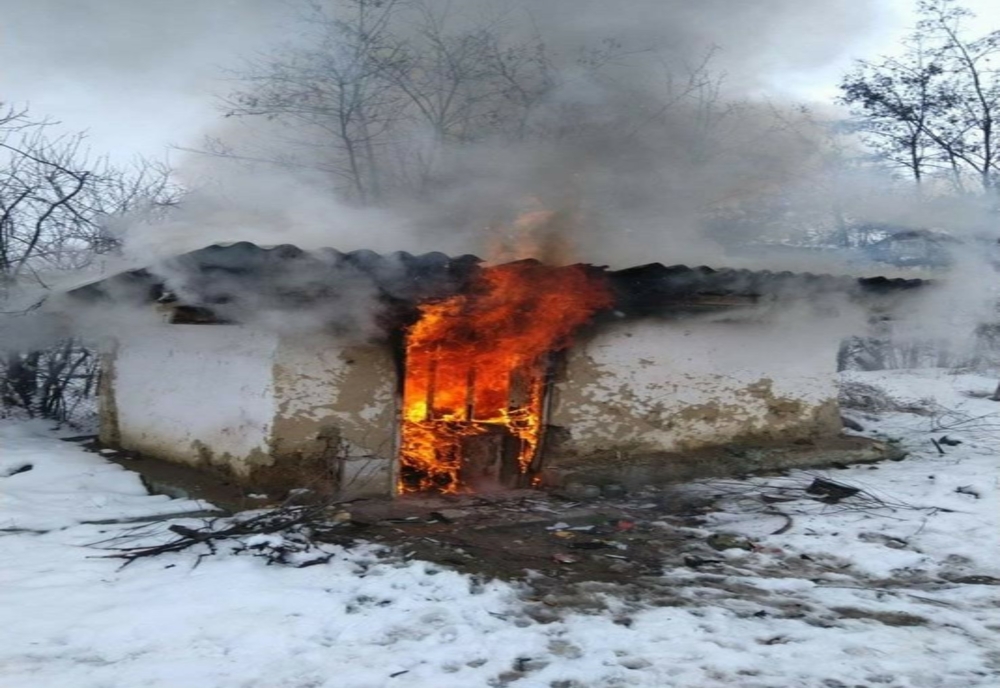 Casă cuprinsă de flăcări în Ostrov