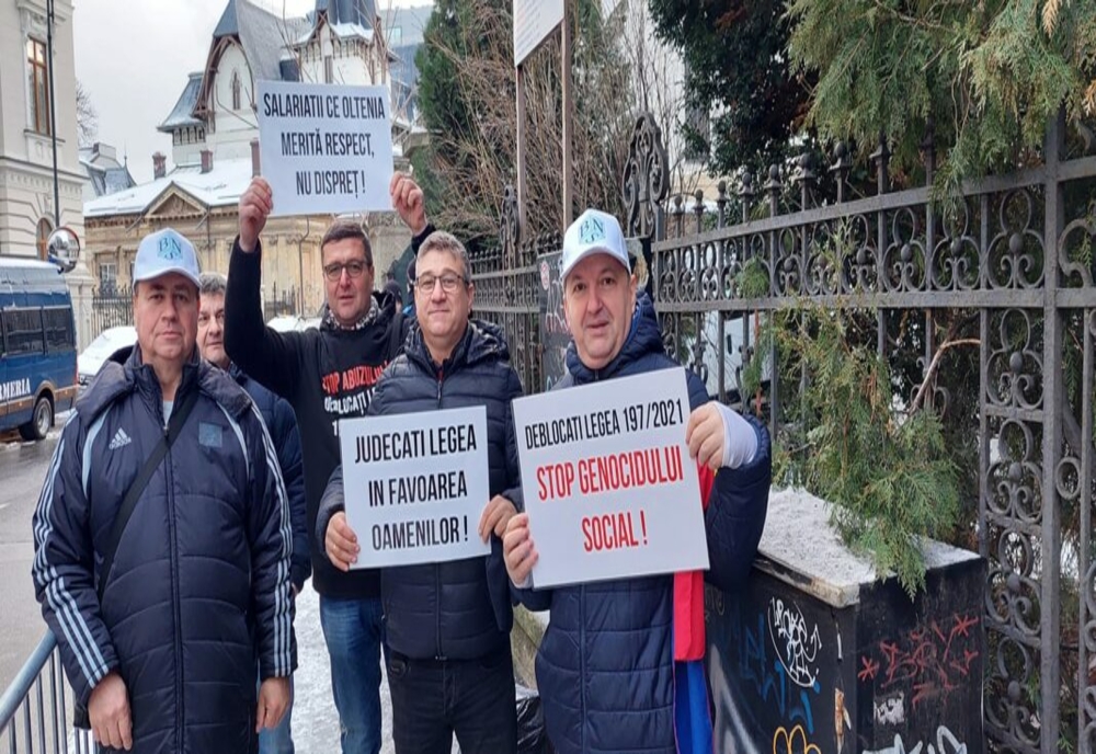 Angajaţii CE Oltenia, protest la sediul Înltei Curţi