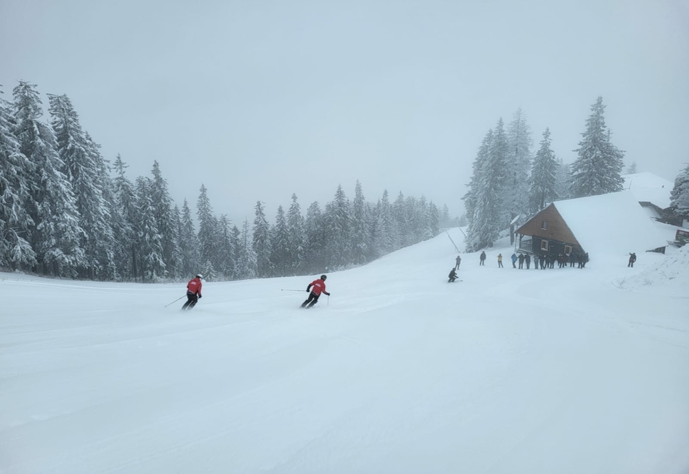 Veste mare pentru iubitorii sporturilor de iarnă! Din acest weekend se schiază în Poiana Brașov
