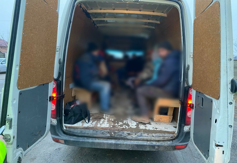 Descoperire a poliţiştilor din Dolj: 11 persoane transportate într-o dubiță, pe un Drum Național